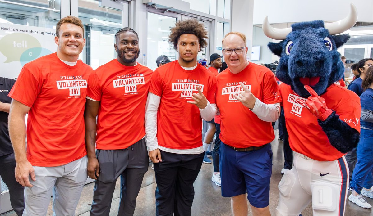 Great morning at our 11th annual #TexansCare Volunteer Day! Thanks to our friends at @Chevron, players, Legends and fans for helping us inspire hope in H-Town today.