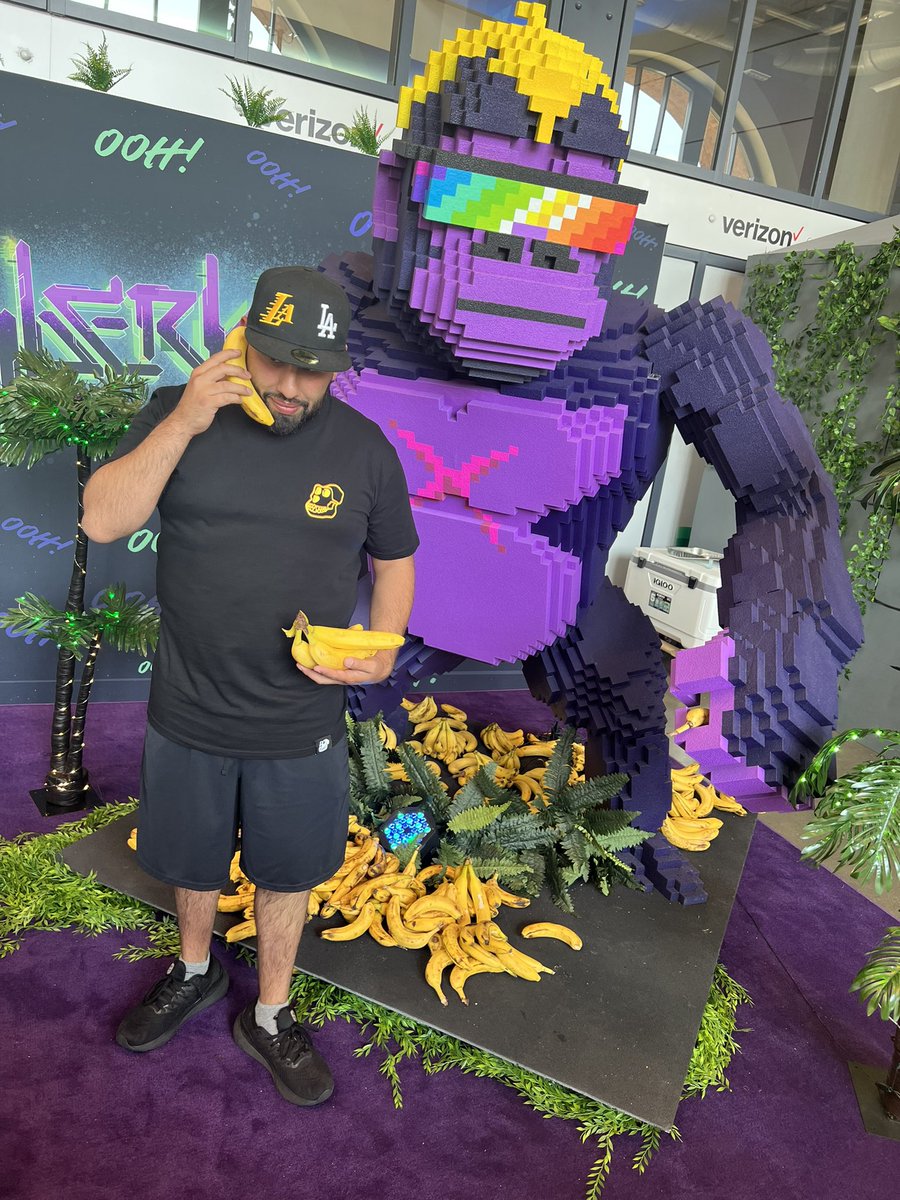 Yooo 🍌 <a href="/CyberKongz/">CyberKongz</a> #ooh #veecon2023