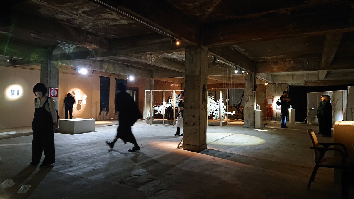 SizmaStudio's tweet photo. 展覧会「白」2日目が終了しました。
本日もたくさんのお運び誠にありがとうございました。

トークや光と影のパフォーマンスも実施することができ、充実の中日でした。

明日(21日)の最終日は、北野･いしかわ･仲順･松村･千木良の5名が在廊予定です。
ぜひお訪ねください。 https://t.co/YwzWSyTVon