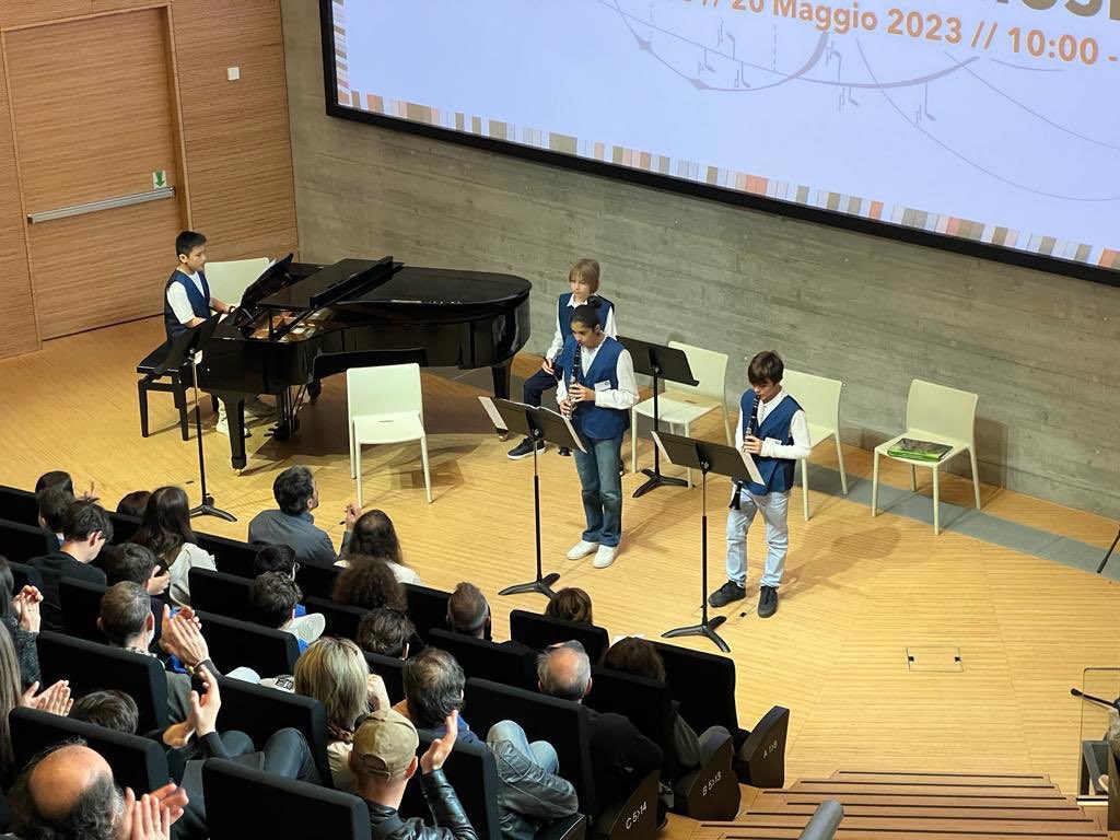 comunevenezia's tweet photo. 🎶 750 ragazzi provenienti da 26 istituti scolastici hanno partecipato all’@M9museum, a #Mestre, alla “Giornata della #Musica”

🎻 Gli studenti delle scuole statali di primo e secondo grado a indirizzo musicale della Città metropolitana di Venezia si sono esibiti dal vivo, in contemporanea su 4 palcoscenici

🔸 L’evento, organizzato dall’I.C. “Luigi Nono” di Mira, ha visto la presenza del consigliere @MatteoSenno, presidente della X Commissione Giovani e Sport

🔗 https://t.co/PceGPVfMVt