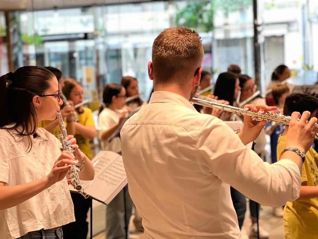 comunevenezia's tweet photo. 🎶 750 ragazzi provenienti da 26 istituti scolastici hanno partecipato all’@M9museum, a #Mestre, alla “Giornata della #Musica”

🎻 Gli studenti delle scuole statali di primo e secondo grado a indirizzo musicale della Città metropolitana di Venezia si sono esibiti dal vivo, in contemporanea su 4 palcoscenici

🔸 L’evento, organizzato dall’I.C. “Luigi Nono” di Mira, ha visto la presenza del consigliere @MatteoSenno, presidente della X Commissione Giovani e Sport

🔗 https://t.co/PceGPVfMVt