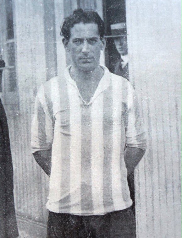 20 de mayo de 1889: natalicio de Alberto Ohaco. Capitán del Racing heptacampeón, convirtió 190 goles en 250 partidos entre 1911 y 1923. Ganó 19 títulos: 8 ligas, 5 copas Ibarguren, 4 copas MCBA, 1 Cousenier y 1 Aldao.