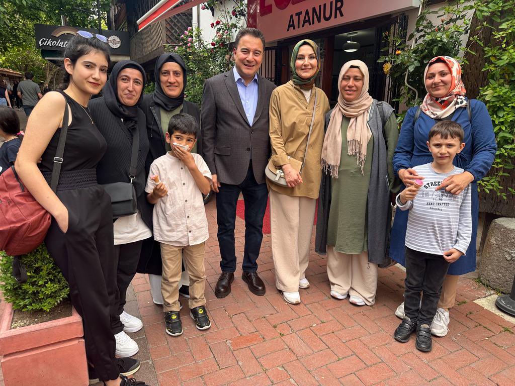 alibabacan's tweet photo. Bugün Hamamönü’ndeydik.

Vatandaşlarımızla, 28 Mayıs seçimlerinin önemini konuştuk ve adayımız @kilicdarogluk için destek istedik.

Sohbetiyle günümüzü güzelleştiren herkese çok teşekkürler. https://t.co/ROGKsRz714
