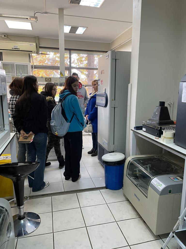 ICBUTALCA1's tweet photo. Estudiantes del British College de San Fernando visitaron nuestra escuela donde conocieron nuestras instalaciones y aprendieron sobre nuestra carrera💻🔬🥼

#SomosUTalca
#UTalca 
#IngenieriaCivilenBioinformática 
#ICB
#Bioinformática
#Bioinformaticautalca https://t.co/uWJis7Tw4L