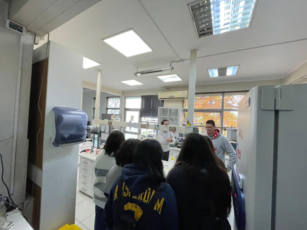 ICBUTALCA1's tweet photo. Estudiantes del British College de San Fernando visitaron nuestra escuela donde conocieron nuestras instalaciones y aprendieron sobre nuestra carrera💻🔬🥼

#SomosUTalca
#UTalca 
#IngenieriaCivilenBioinformática 
#ICB
#Bioinformática
#Bioinformaticautalca https://t.co/uWJis7Tw4L
