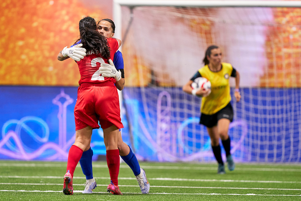 AniquiladorasFC's tweet photo. ¡ORGULLOSISIMOS! Estas chicas lo dan todo semana tras semana. Vaya PARTIDAZO que se han marcado. 

Una familia dentro y fuera del campo que sin duda mejoró el nivel de la semana pasada. Seguimos puliendo  🤍❤️ https://t.co/FsgbHiEKrb