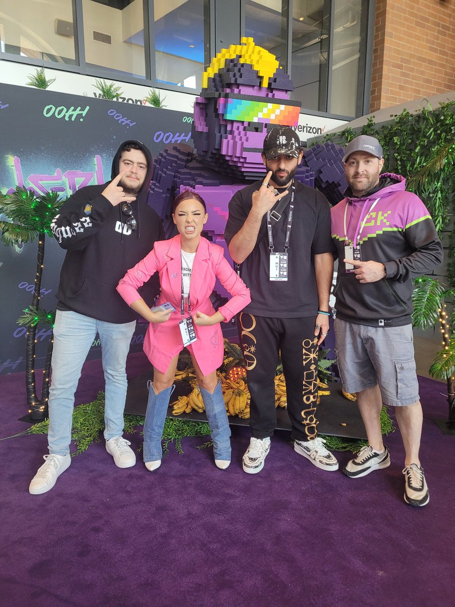 HenryTheGrape's tweet photo. Look who stopped by the @CyberKongz booth! 🍇🔥🦍

@Buckets_NFT   @T3tra333 @michaela_nft https://t.co/2j23fAM7bX