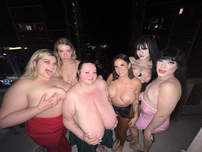 Last night was a blast !  ???@MissLeahHayes @xomaryjane16 @spxrklybrat @JadeSladee @PeytonThomasBbw https://t