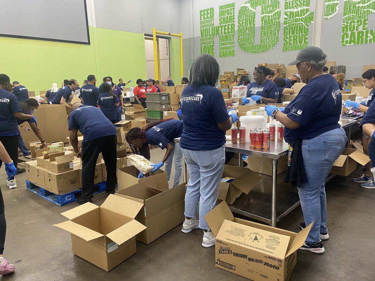 KPRC2Corley's tweet photo. Having fun with Toro at Texans Care Volunteer Day!

 @KPRC2 @HoustonTexans 
#Texans #houstonfoodbank #Houston #NFL https://t.co/BHvuRDz5zY