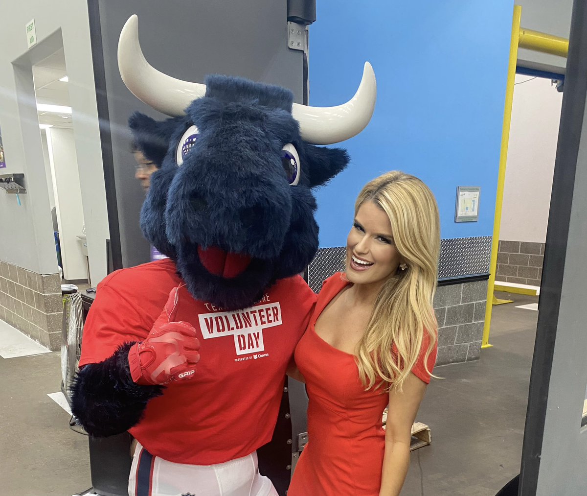 KPRC2Corley's tweet photo. Having fun with Toro at Texans Care Volunteer Day!

 @KPRC2 @HoustonTexans 
#Texans #houstonfoodbank #Houston #NFL https://t.co/BHvuRDz5zY