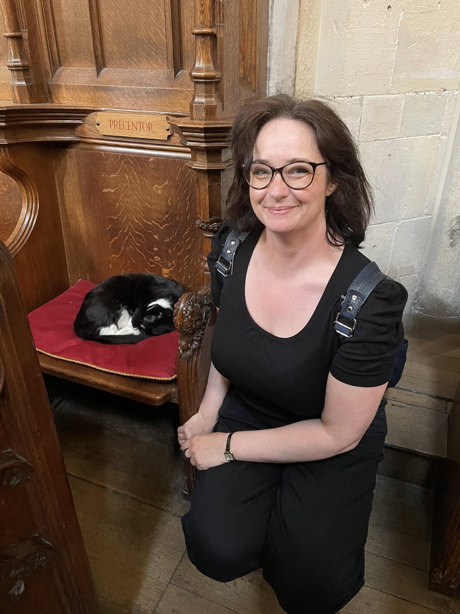 tours_grace's tweet photo. Today I finally achieved a long-held dream: to meet @HodgeTheCat the Southwark Cathedral cat!

Hodge joined the staff at Southwark on December 6th 2020, stepping into the paw-prints of Doorkins Magnificat, the previous resident feline at the church.

#catsoflondon
#catsoftwitter https://t.co/JIXfkkqYYq