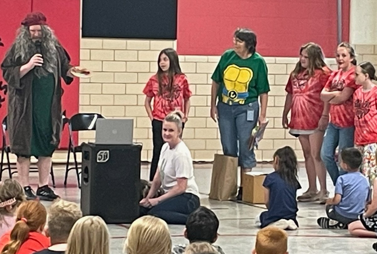 Ending the year with a surprise visit from Leonardo da Vinci! Award ceremony 4 top Leonardo's Notebook gamers!
<a href="/EllisElementary/">Ellis Elementary</a> 
<a href="/mrmatera/">Michael Matera</a> 
#gamification 
#artteacher <a href="/theartofed/">The Art of Education University</a> 
#ninjaturtle