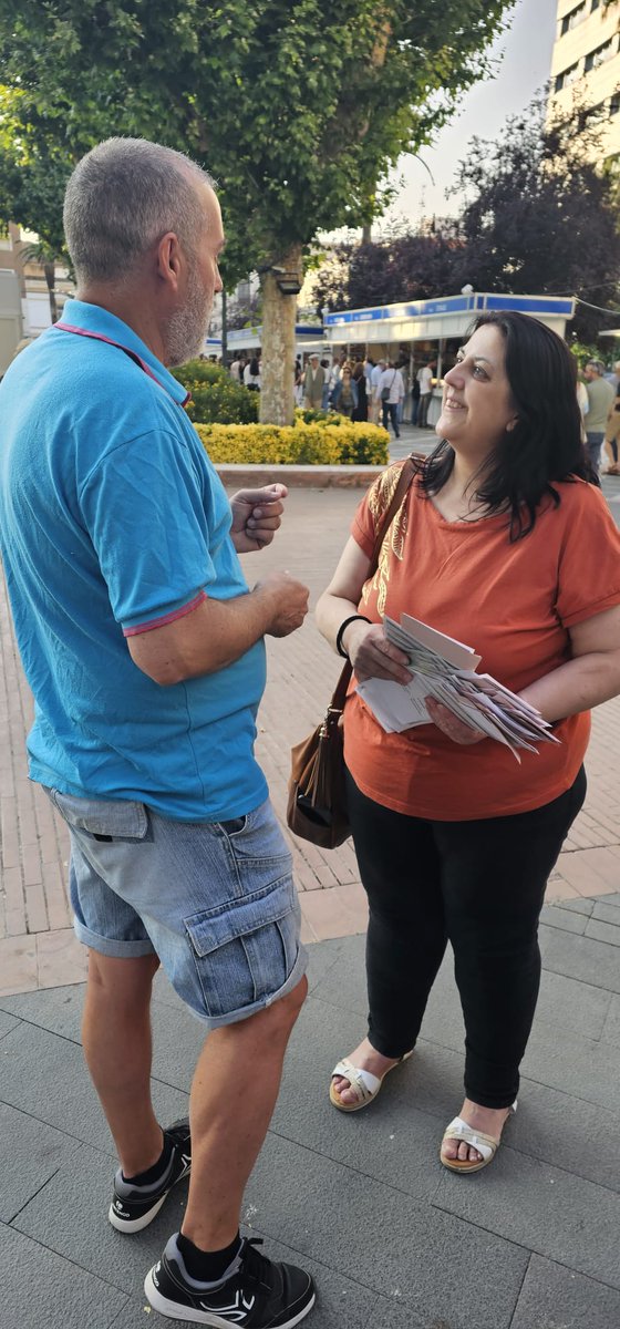 BadajozLevanta's tweet photo. Ayer estuvimos dando a conocer nuestro programa en la Feria del Libro, después M Carmen tuvo una entrevista con el YouTuber Antonio.
#LevantaBadajoz  💚🤍🖤 https://t.co/bSPYSXWjKm