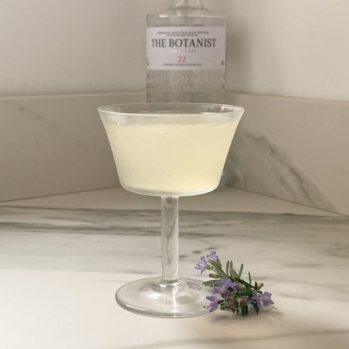 thebotanistgin's tweet photo. The Botanist Bees Knees

60 ml / 2 oz The Botanist 
20ml / 0.75 oz Locally-Sourced Honey 
20ml / 0.75 oz Fresh Lemon Juice 

Shake ingredients and strain into a coupe glass. 
Garnish with honeycomb, lemon, or edible flowers. 

Cheerzzzzzz!
#SaveTheBees #GinCocktails #WorldBeeDay https://t.co/dk86XNeJFu