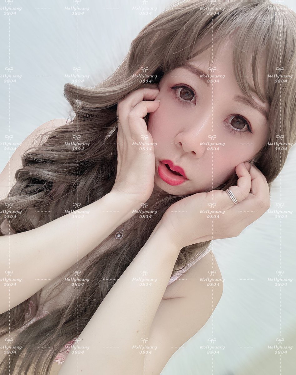 我到底是幾歲？
我是不是真的快50歲？
見過我的網友或者推友都知道，
我這個人從不說謊，
我是人妻也當阿嬤了。

最近很多新的跟隨推友，
真的很沒禮貌，
說我謊稱快50歲，
我騙你們是有錢拿嗎？
（我最討厭人家說我騙人）
獅子是最不會說謊的。

我可以是菜市場歐巴桑，
也可以是工廠打掃工，
當然也可以在床上是蕩婦，
更可以裝可愛，
內心一直都是少女心。