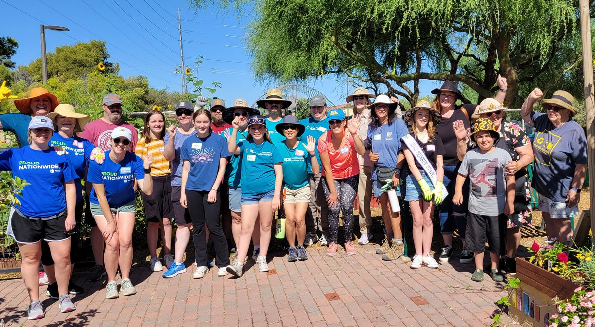KPB_AZ's tweet photo. 3rd Saturday underway.....
#KPBGardens 
#MountainViewParkCommunityGarden 
#VolunteersRock🤘
#MakingaDifference
#ThirdSaturday
#DoBeautifulThings 
#DoBeautifulThingsPHX 
Great volunteers including 
@apsFYI @Nationwide 
👩‍🌾👨‍🌾🌱🌍💚 https://t.co/ayjYDrErCc