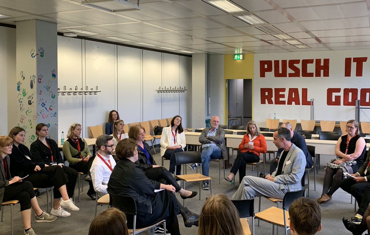 PaSchneiders's tweet photo. Intensive @DGPuK2023-fishbowl-Diskussion zu Inhaltsvielfalt und #Algorithmen. Key takeaways: ⬇️
1️⃣@dastegma: Vielfalt ist multidimensional & eine Frage des demokratietheoretischen Zugangs; #filterbubbles gibt es in der Breite nicht.
Literaturempfehlung: https://t.co/vXau3cbw9S https://t.co/DGYNBxMElb
