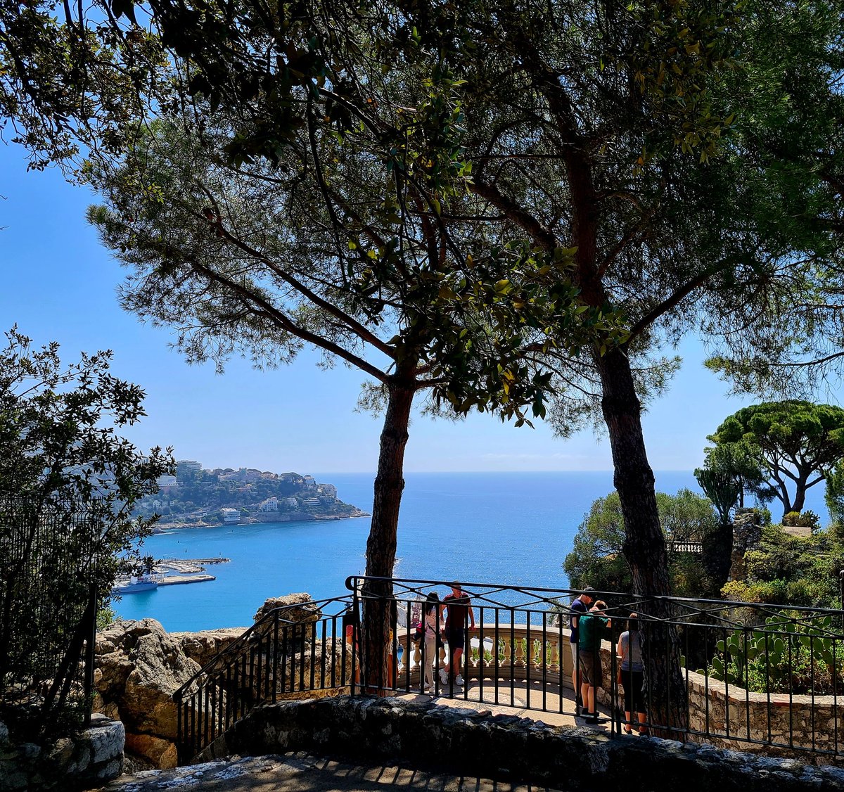 💙 🌞 Bonne fin de journée à tous les amis de Twitter depuis le château de #Nice06 et sa vue plongeante sur la Méditerranée !

📷 <a href="/cd_land/">cd_land 🇨🇵🇪🇺🇺🇦</a> #CotedAzurFrance #FranceMagique #IloveNice #ExploreNiceCotedAzur <a href="/ExploreNCA/">Explore Nice Côte d'Azur</a> <a href="/AlpesMaritimes/">alpesmaritimes</a>