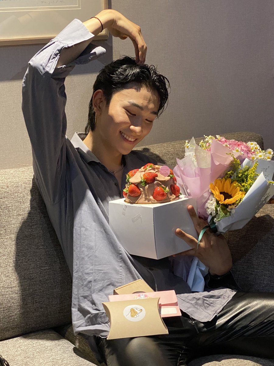 official2z's tweet photo. [#2Z]

2년을 연속 공연으로 FromA와 한 공간에서 생일 하루를 보낸다는 건 참 운이 좋고 행복한 일인 거 같다. 우리 FromA 항상 고맙고 사랑해요. 자기 전에 감사 인사 남기고 싶어서 왔는데, 글로 제 진심이 꼭 전달이 되길...🫶🏻

#2Z #2Zband #Kband #생일 
#JungHyun #정현 #birthday https://t.co/Phy4OGiB2w