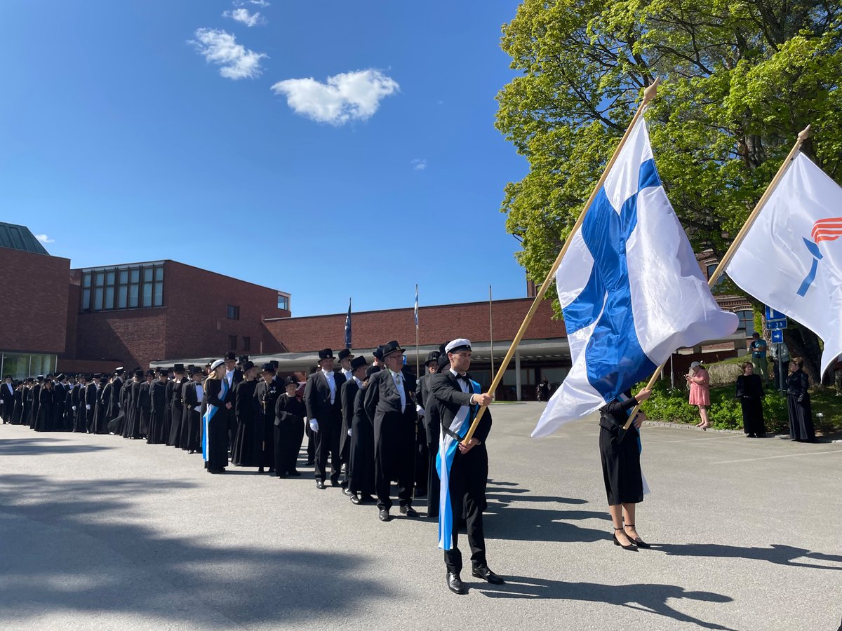 Upea juhlapäivä tänään #JYUpromootio2023 Paljon tuttuja erityisesti <a href="/JYUsport_health/">JYU Faculty of Sport and Health Sciences</a> 🎩 Onnea kaikille promovoiduille ja antoisaa viikonlopun jatkoa juhlahumussa menijöille! 🌤️ #JYUnique