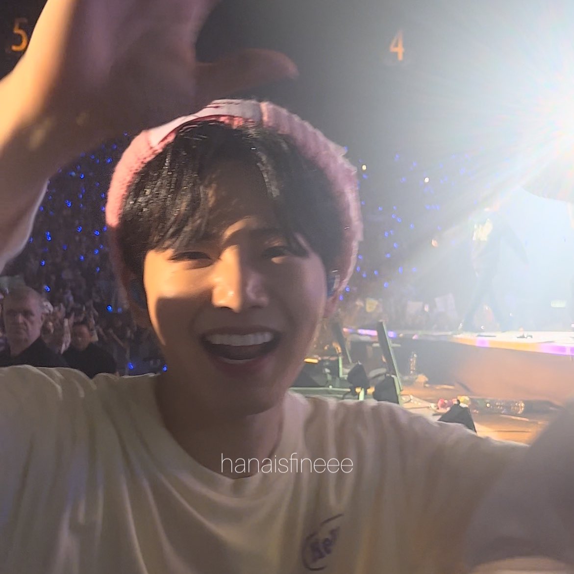 hanaisfineee's tweet image. This is how much i love you 🤲🏻😻🥹#TREASURE_hello_in_hongkong #Junkyu