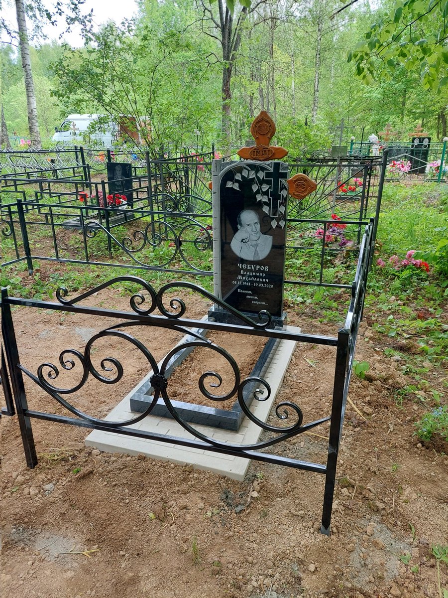 Встал памятник, как родной. Тесть был хороший мужик, в 80е зам начальника отдела милиции стадиона Динамо. Но это просто профессия, а человеком он был крепким.