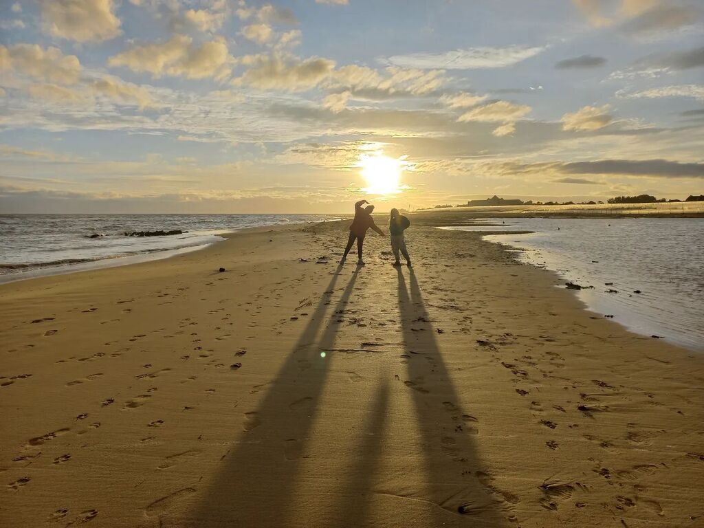 Casting long shadows. #sunset #beachwalk #beach #gordonsbaybeach #gordonsbay #helderberg #southafrica #anexploringsouthafrican instagr.am/p/CseHkpwKknu/