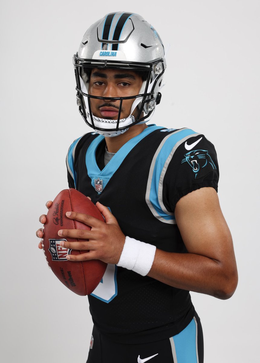 FieldYates's tweet photo. First look at Bryce Young in his game uniform.

📸: @Panthers https://t.co/TFNa8Z54zX