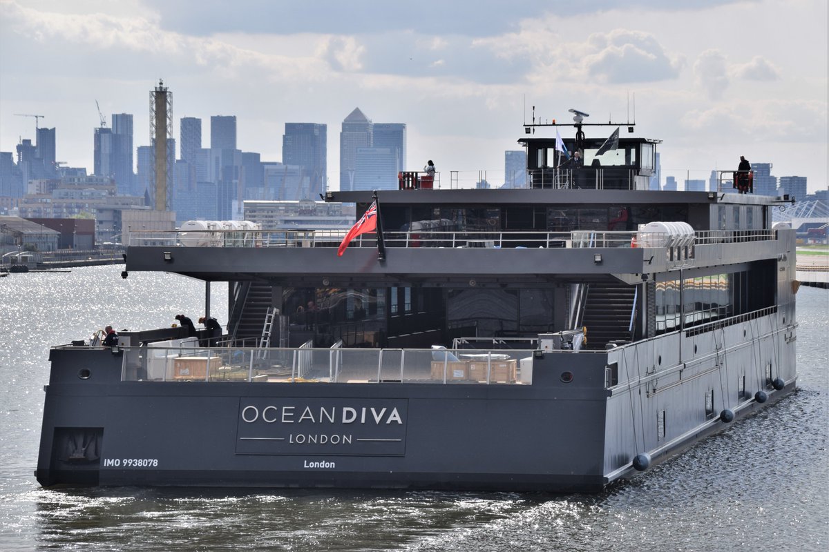 AJBC_1's tweet photo. New events vessel OCEAN DIVA arriving in #London to be based in #RoyalDocks.
Built by @vekagroup for #SmartGroup
@Thamescraft #tug DEVOUT providing support.
#OceanDiva #OceanDivaLondon
@OceanDivaLDN #OceanDivaLDN
#RiverThames #London #Events
#dlr_blog https://t.co/W10N06a6Ix