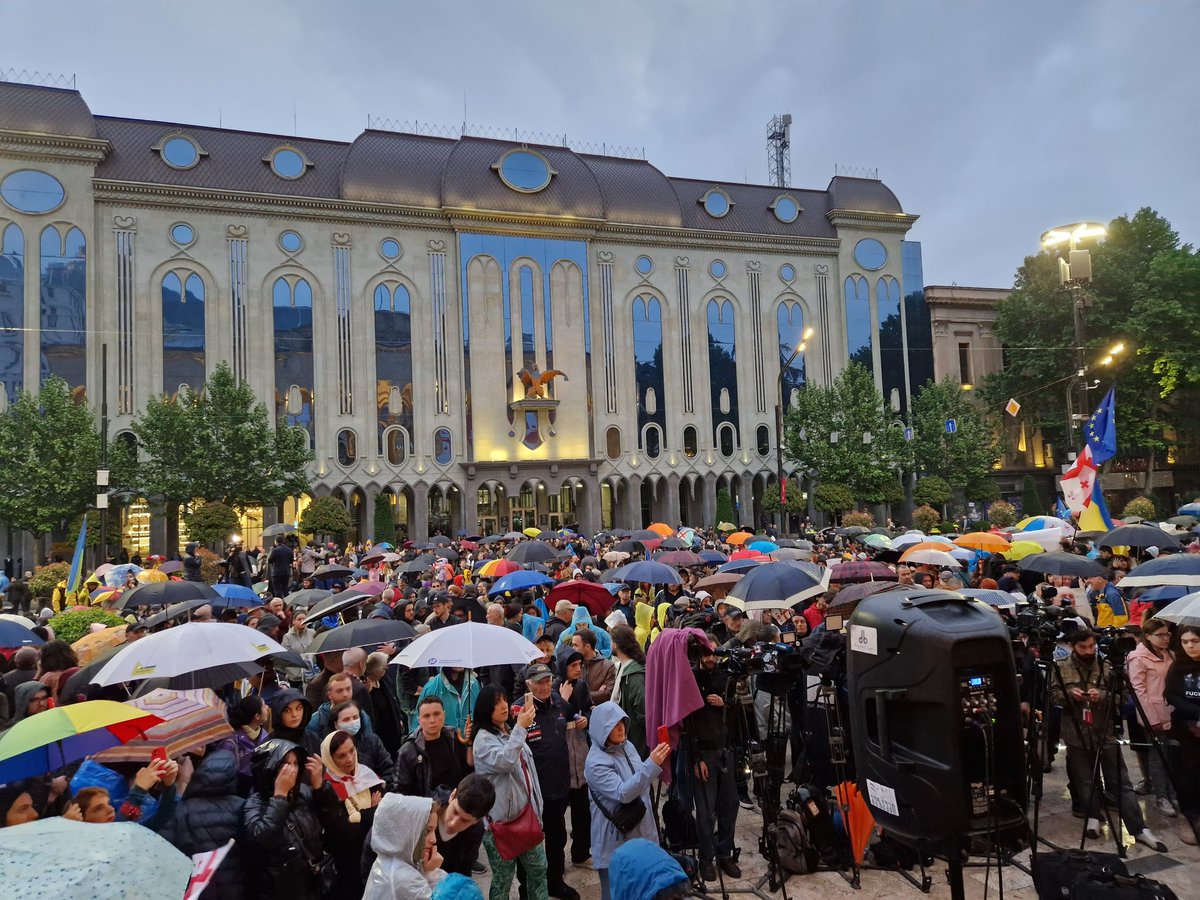 🚨🚨🚨Update: Es regnet in Georgien und was machen die Georgier? Sie gehen auf die Strasse mit Regenschirm und EU-Fahne in der Hand, gegen Russland. 
Rustaveli wurde gerade blockiert.  Protest gegen die Wiederherstellung der Flüge zwischen Russland und Georgien hat begonnen.