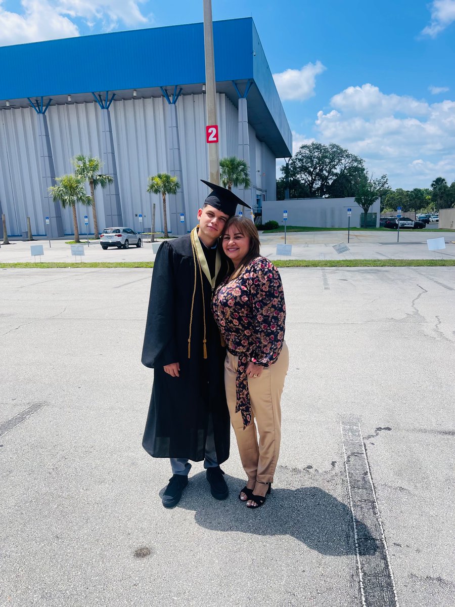 1998carlosdlima's tweet photo. #polkgrad23 
Gracias por darnos esta alegría, este premio. Eres una bendición. Este es el primero de muchos logros. Te amo
Con amor tu mamá ketti 🎓🎓🎓 https://t.co/B13zaZhPcT