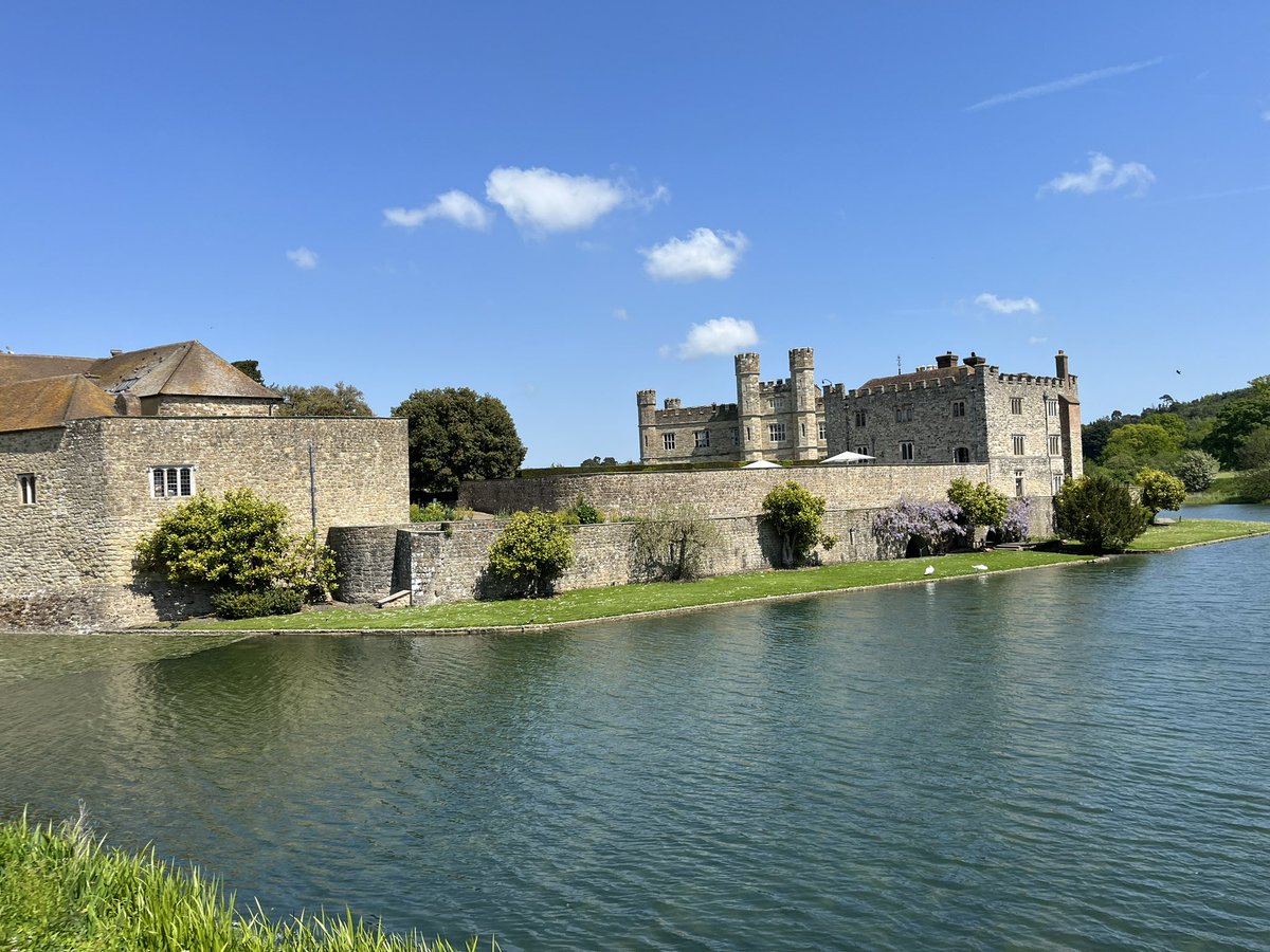 northfleet_GG's tweet photo. A number of Northfleet District Rainbows, Brownies &amp; Guides had a great day out @LeedsCastleEd today (organised by @guidingkentwest) Weather was great, falconry show brilliant &amp; Henry VIII very funny!
#girlguiding #adventures https://t.co/F1n7G8DIsO