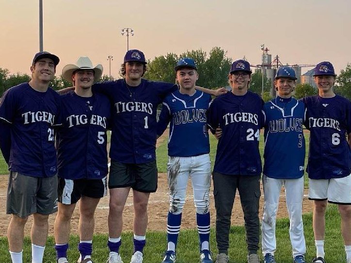 TBDOkoboji's tweet photo. Friday Night Lights! Awesome O's "OP" with @SpencerBaseball in purple &amp; @hlpbaseball in blue is @ReidTigges29 @coojper1 @HefnerJaxon @baumgarn_javen George Lawson, Bo Barnhart, &amp; @SeversenAiden! Thanks Griffin Mom for this awesome pic from Lake Park, complete with elevators! 🌽 https://t.co/QK1d6Lqgua