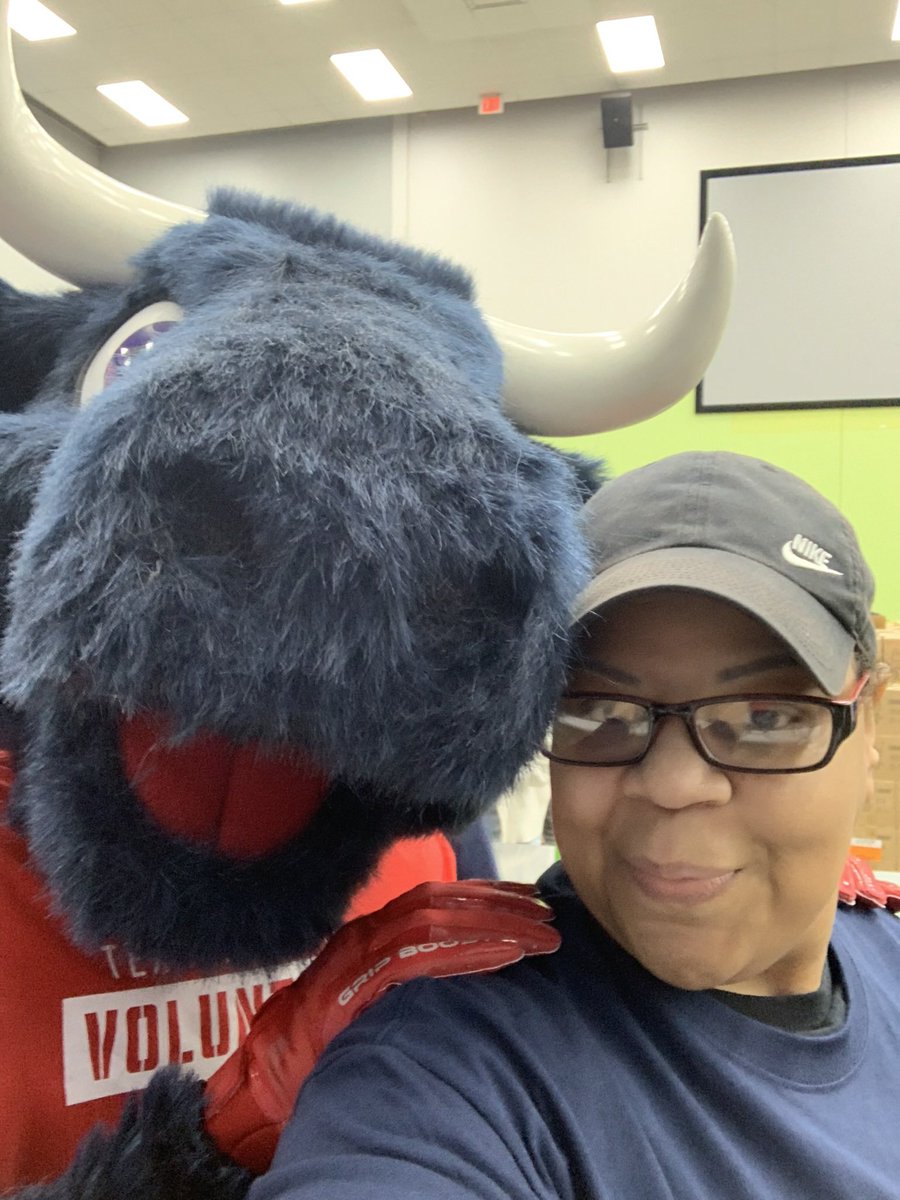 He’s a Hall of Famer in my book so let’s get him in there! Thank you for always spreading love @TexansTORO1 🤘🏾! #TexansCare #HoustonFoodBank