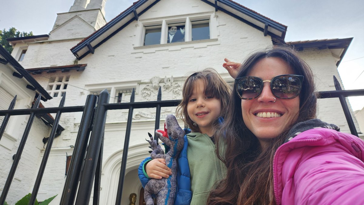Malecholakian's tweet photo. Hoy lo llevé a mi hijo a conocer la casa de Perón: "¿Y porqué está muerto? Cristina se va a poner triste" 

@CFKArgentina siempre pensando en vos https://t.co/6wQ0u4JDBf