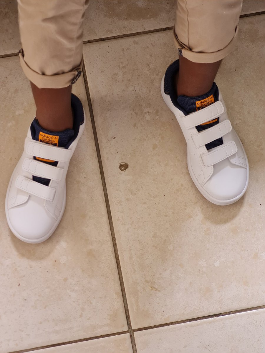 Je lui montre une nouvelle paire de chaussure :
- qui a acheté ?
- c'est parrain !
- mais c'est un génie parrain ?!? 😁

Bref, trop fan de son parrain lui ...
#cestmoinoah #lespepitesdenoah