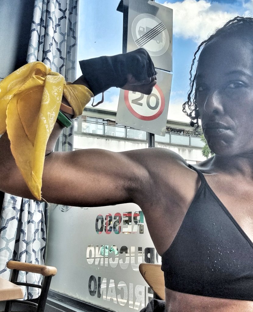 ClayreClayre4's tweet photo. JUST POSING 💪🏿

* Did some #ARM work today #pressups @Martial_Way - don't watch my face - I'm busy #tensing 😉 🥊

#martialarts #kickboxing #strong #arms #ARMSTRONG https://t.co/k82I3PseD7