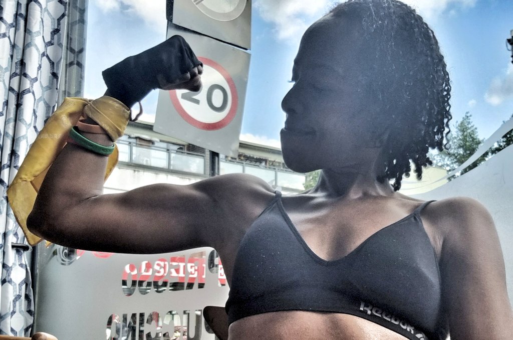 ClayreClayre4's tweet photo. JUST POSING 💪🏿

* Did some #ARM work today #pressups @Martial_Way - don't watch my face - I'm busy #tensing 😉 🥊

#martialarts #kickboxing #strong #arms #ARMSTRONG https://t.co/k82I3PseD7