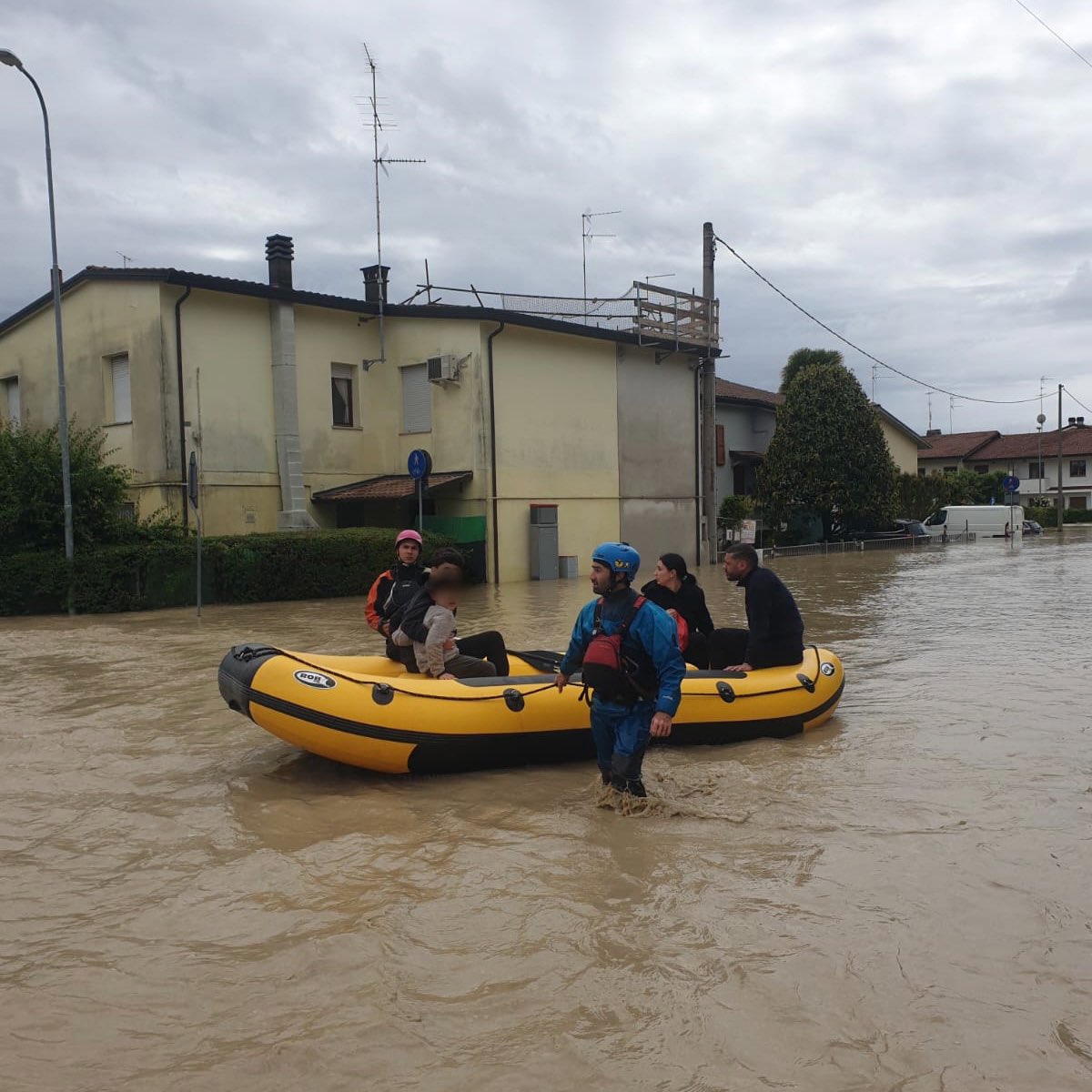 La Protezione Civile della <a href="/RegioneLazio/">Regione Lazio</a> è ancora al fianco delle popolazioni colpite dall’#alluvione in #EmiliaRomagna. 

Domani mattina all’alba partiranno altri 50 volontari, con numerosi mezzi come le idrovore e una squadra con il drone per le ricognizioni. 🧵 1/3