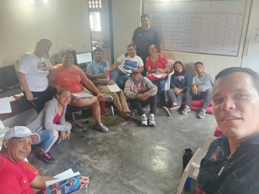 josepinero33's tweet photo. Evaluación y control de los procesos de las comisiones de Electoral, Misiones, Enlaces Territorial , SV y Juventud por parte de la comisión de organización PSUV Santa Rosalía. Presidente .@NicolasMaduro en #SantaRosalía el .@PartidoPSUV sigue venciendo 

#UniónFuerzaYCoperación https://t.co/NFPNZ8HyxF