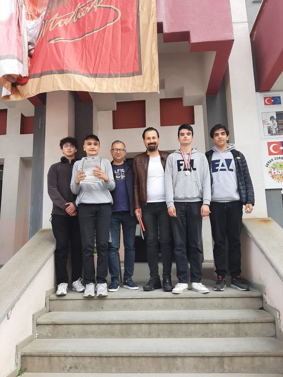 kolej1955's tweet photo. Öğrencilerimiz Hazar ÖZDEMİR, Efe ÇİÇEK ve Alper Nebi KILIÇ ogretmenimiz Onur ÖZDEMİR danışmanlığında katıldıkları ve Türk Ocağının düzenlediği Milli Kültür Bilgi yarışmasında İl 2. oldular. Tebrik ediyoruz. https://t.co/7t3MLFzOYH