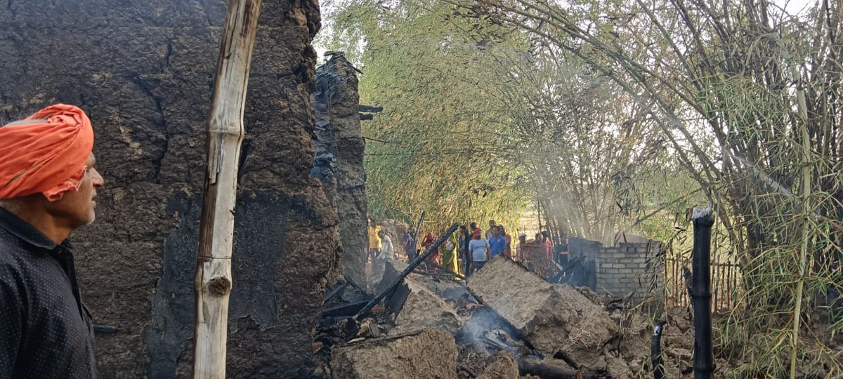 #विधानसभा_सेमरिया
#दुखद 😭
ग्राम मऊ आदिवासी बस्ती में लगी भयानक आग विष्णु कोल,प्रेमलाल कोल, मूलचंद कोल,चंद्र कली कोल,शंकु कोल 5 घरों में लगी भीषण आग,आग लगने से खाने की सामग्री एवं जरूरत की चीजें जलकर हुई राख।
<a href="/ChouhanShivraj/">Shivraj Singh Chouhan</a> <a href="/Janardan_BJP/">Janardan Mishra (Modi Ka Pariwar)</a> 
<a href="/kptripathibjp/">KP Tripathi</a> <a href="/RewaCollector/">Collector Rewa</a>