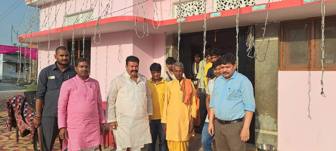 आज जनपद कुशीनगर के विधानसभा रामकोला के ग्रामसभा सपहाँ के हमारे आन्दोलन के साथी श्री विभूति कुशवाहा जी के लड़की के शादी में शामिल हुआ।