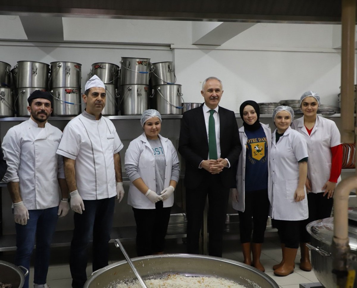 Taşıma kapsamındaki öğrencilerimizin yemeklerini Mesleki ve Teknik Anadolu Liselerimizdeki Yiyecek ve içecek hizmetleri alanında öğrenim gören öğrencilerimiz hazırlıyor.  Hem meslek öğreniyor hem ücret alıyorlar...
<a href="/tcmeb/">Millî Eğitim Bakanlığı</a>
<a href="/prof_mahmutozer/">Mahmut Özer</a>
<a href="/ValiKaradeniz/">Yaşar Karadeniz</a>

#EğitimdeTürkiyeYüzyılı
