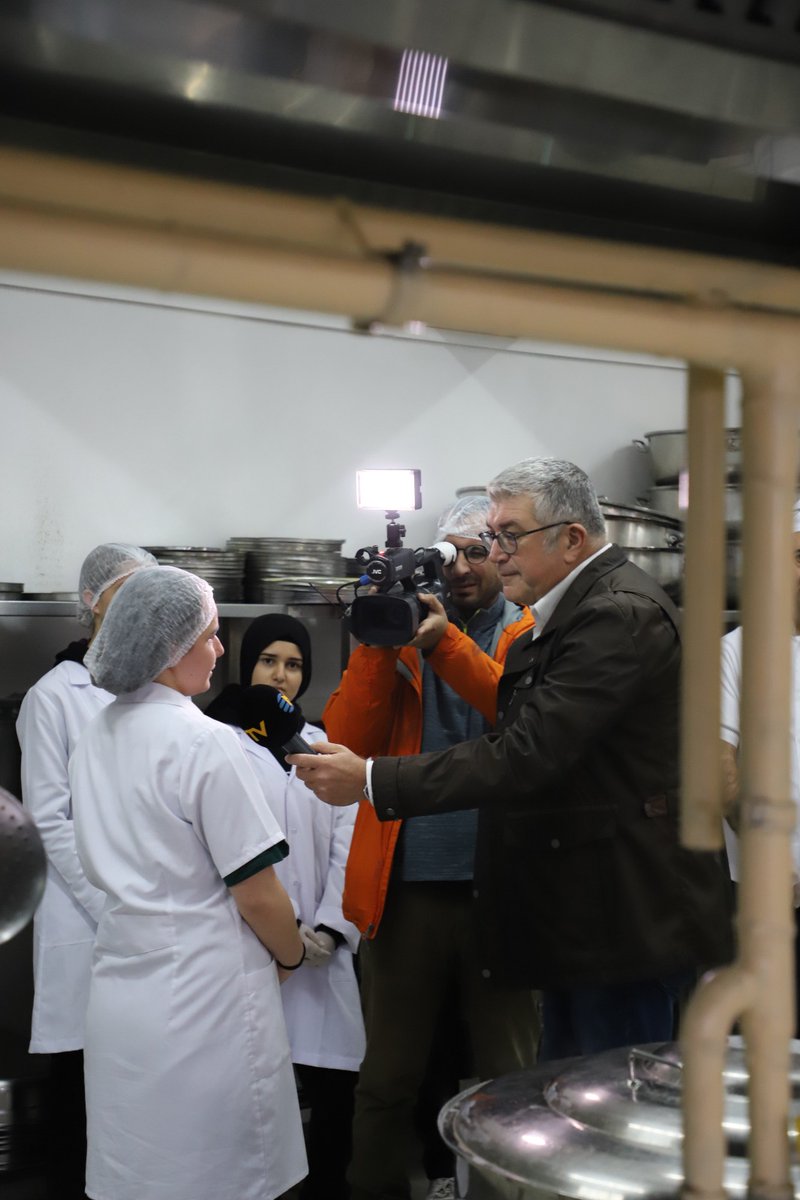 mdikici45's tweet photo. Taşıma kapsamındaki öğrencilerimizin yemeklerini Mesleki ve Teknik Anadolu Liselerimizdeki Yiyecek ve içecek hizmetleri alanında öğrenim gören öğrencilerimiz hazırlıyor.  Hem meslek öğreniyor hem ücret alıyorlar...
@tcmeb
@prof_mahmutozer
@ValiKaradeniz

#EğitimdeTürkiyeYüzyılı https://t.co/Gnd7u3Uhkl