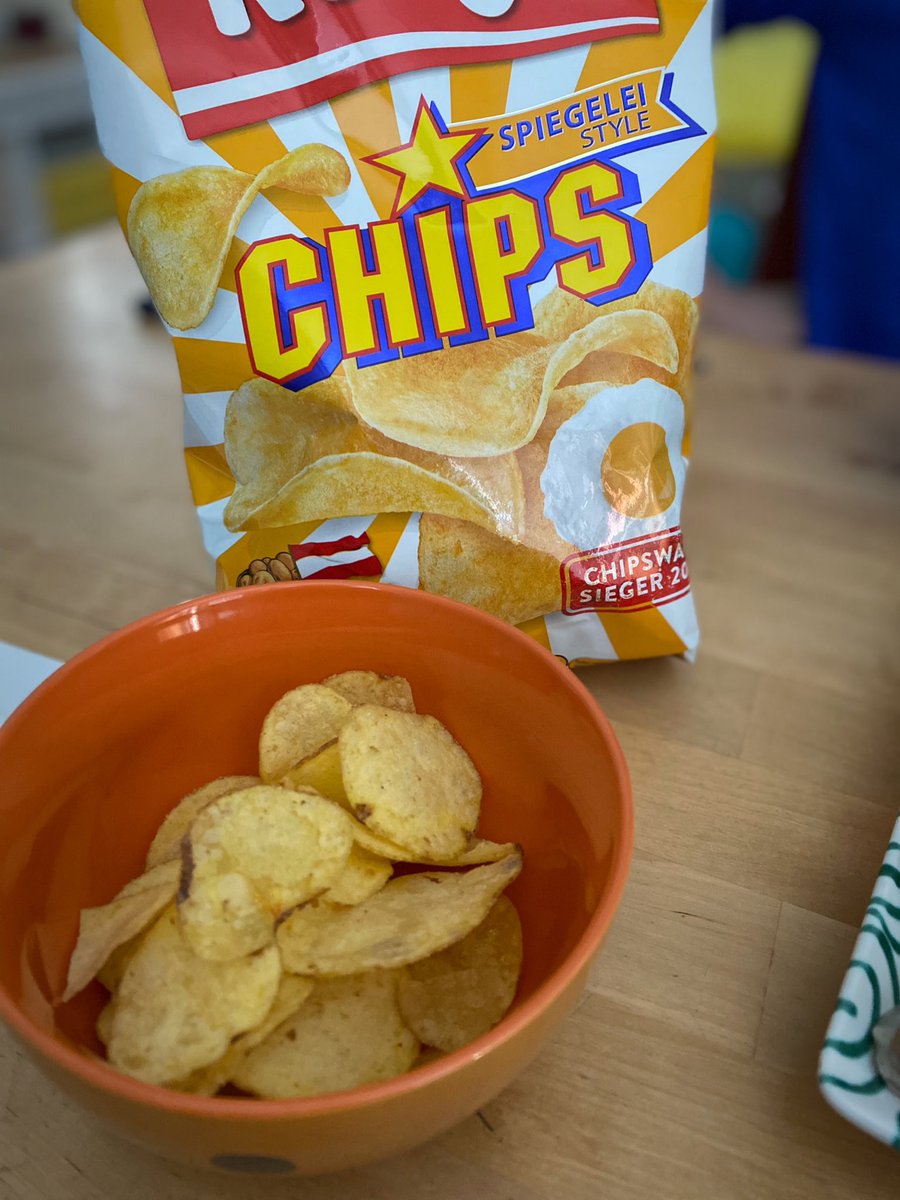 memoba1060's tweet image. 《お知らせ》期間限定かもしれませんが、チップス目玉焼きスタイル🍳を発見

一口目で、そこが「朝食会場」に早変わりします。😆　今オーストリア🇦🇹にいる方はお試しあれ（近隣国にも出てるかもですが）#kellys #chips #spiegelei #style