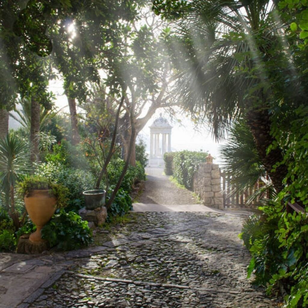 Entdecke die Magie von Son Marroig - dieser wunderschöne Ort bietet alles, was das Herz begehrt: einen Garten mit Teichen und schattigen Plätzen, einen antiken Tempel und eine atemberaubende Aussicht auf die Nordküste Mallorcas, einschließlich des berühmten Lochfelsens Sa Fo…