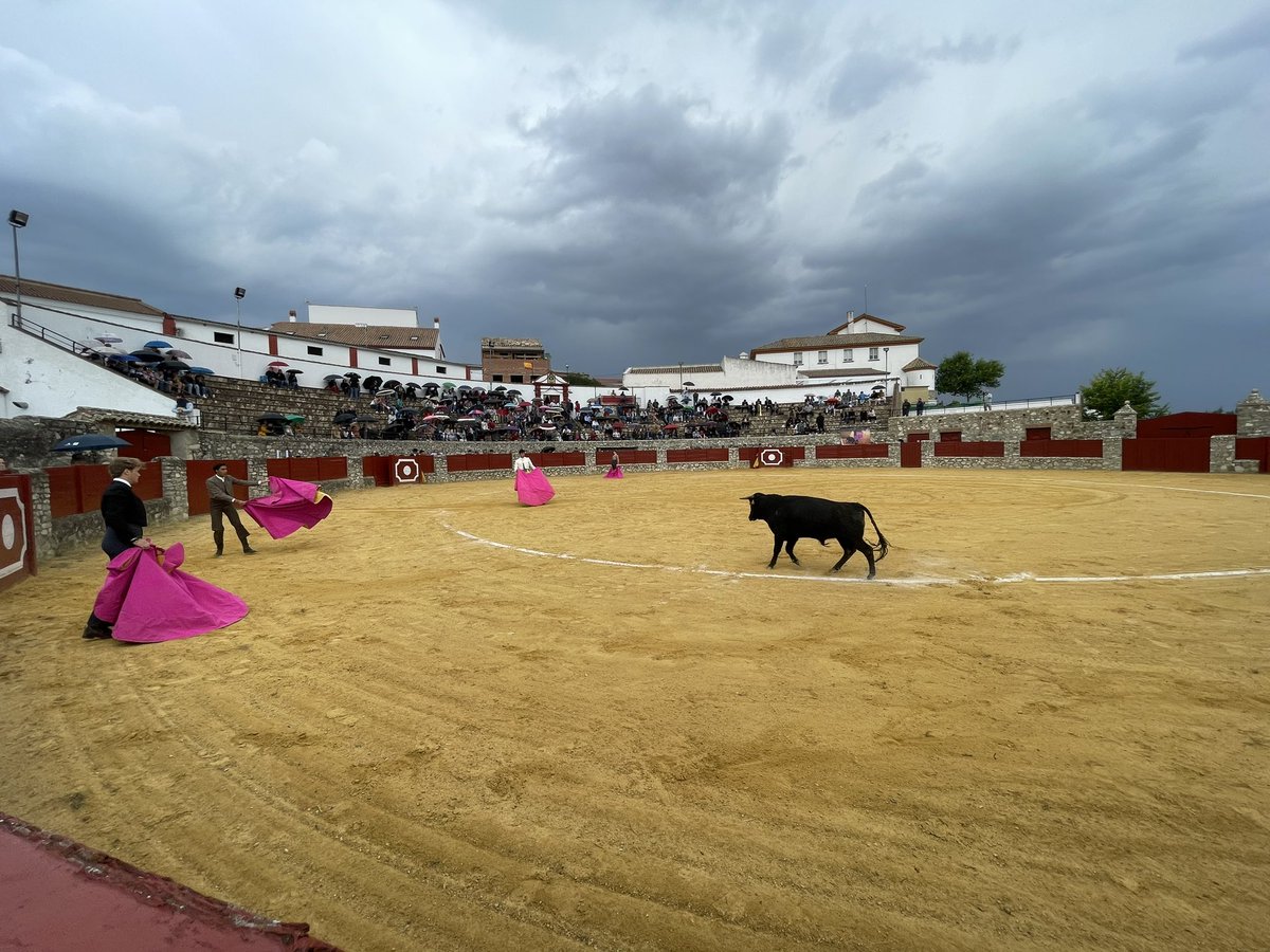 Disfrutando de una clase práctica en este marco incomparable, la plaza de toros de #ElCastillodelasGuardas organizada por <a href="/EL_CIENTO/">José María Fijo</a>, presidente de la Unión Internacional de Escuelas de Tauromaquia. Mi apoyo a estos jóvenes que cada día se esfuerzan para llegar a ser torero