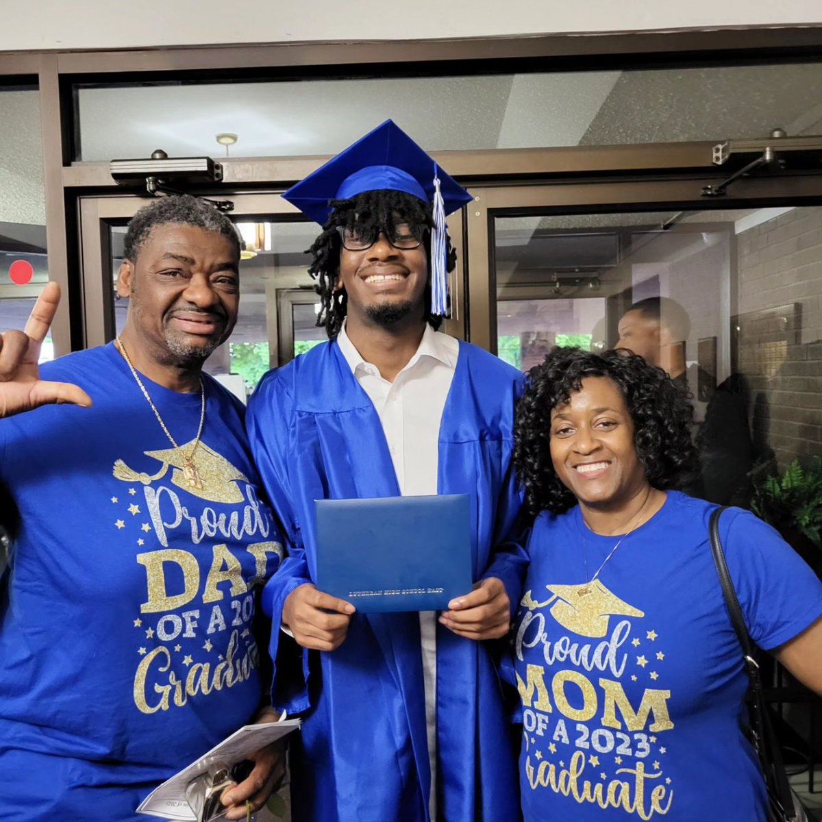 2angiejj's tweet image. Congratulations @1neljr_ @codyhead15 on your Graduation so proud of you both🎉🎉