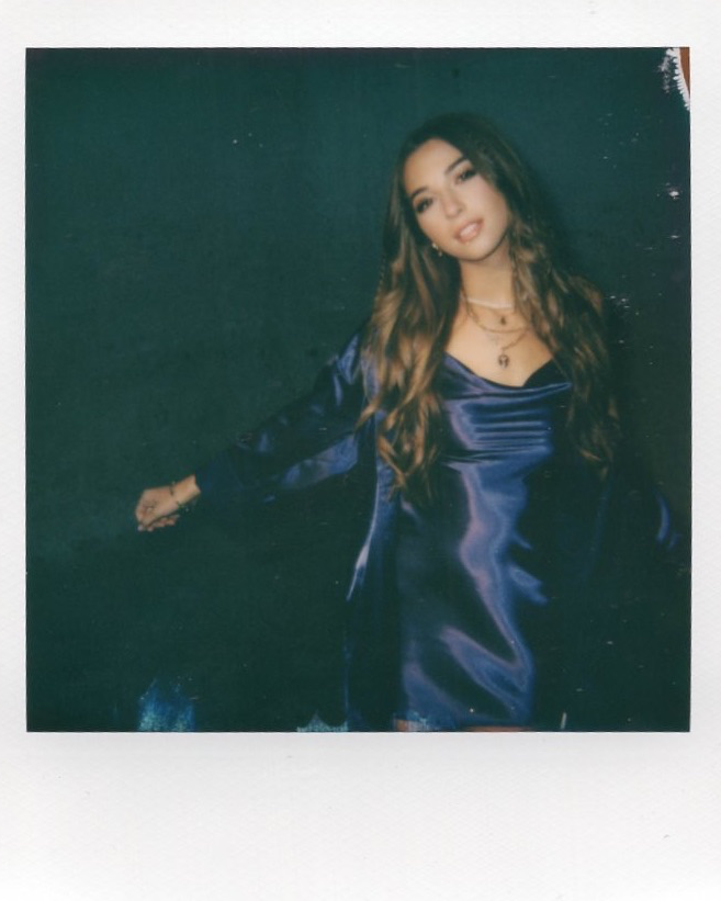 evieexoxo's tweet photo. behind the scenes at the content shoot for "the deep end" 💙 https://t.co/21mf8LOw7Q